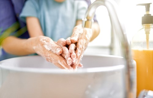 Rửa tay thường xuyên bằng nước rửa tay kháng khuẩn 99.9% nhưng an toàn, dịu nhẹ cho da, giúp ngăn ngừa tới 200 bệnh